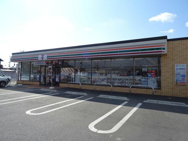 セブンイレブン甲南町新治店(コンビニ)まで355m ロイヤルグリーンピア