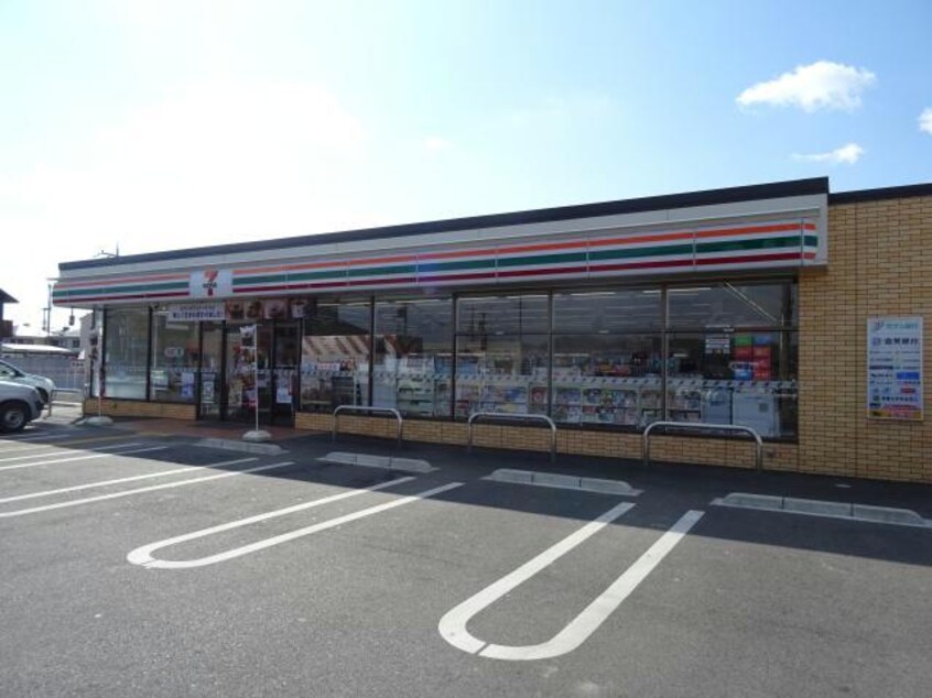 セブンイレブン甲南町新治店(コンビニ)まで355m ロイヤルグリーンピア