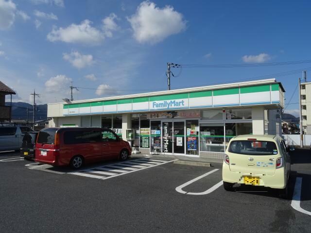 ファミリーマート貴生川駅前店(コンビニ)まで422m レアージュ
