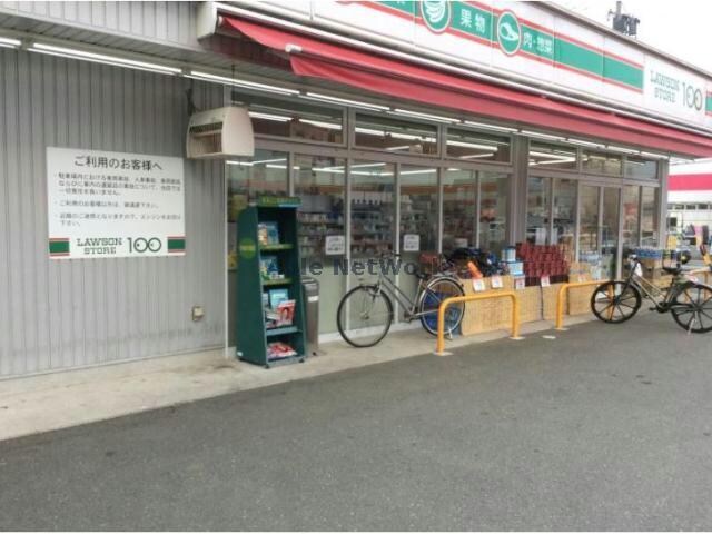 ローソンストア100豊川三蔵子店(コンビニ)まで669m サンルミエール豊川