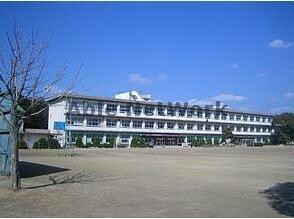 豊川市立小坂井西小学校(小学校)まで1825m グランソレイユ