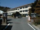 豊川市立国府小学校(小学校)まで1935m ツヴァイシュロス