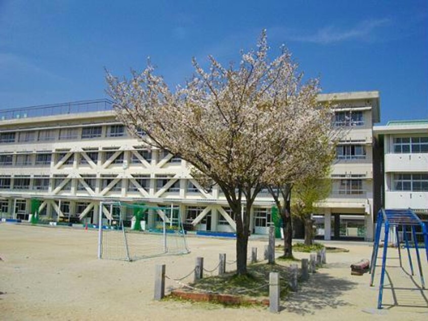 豊川市立牛久保小学校(小学校)まで1458m グランド　シャンブル