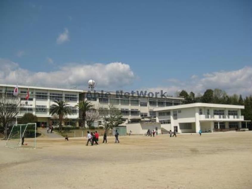 豊川市立平尾小学校(小学校)まで1208m スズランB