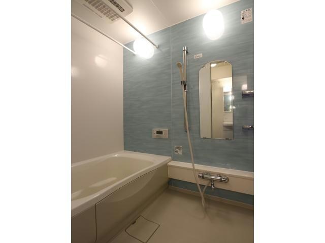 水色のパネルが可愛い浴室 ヴィラーチェ