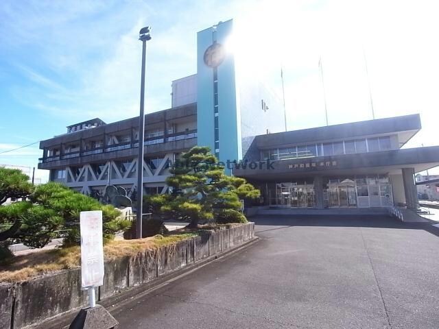 神戸町役場(役所)まで1088m ハイツファミリーアーレ
