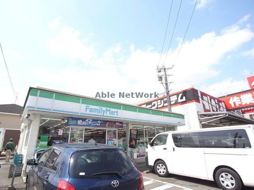 ファミリーマート築捨町店(コンビニ)まで762m Calme　ange