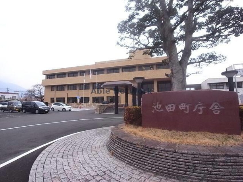 池田町役場(役所)まで2094m クレデヴェールＢ