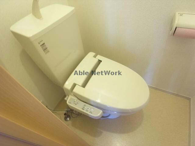 温水洗浄便座付きトイレ ファミリア