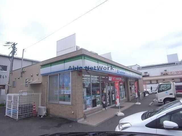 ファミリーマート大垣築捨町二丁目店(コンビニ)まで685m ファーストプレイス築捨Ⅰ