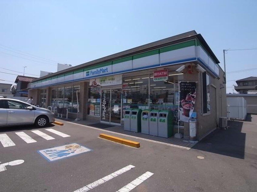 ファミリーマート西岐阜駅南店(コンビニ)まで818m エステート上松