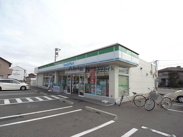 ファミリーマート柳津丸野店(コンビニ)まで741m メゾンドカパーニュＢ