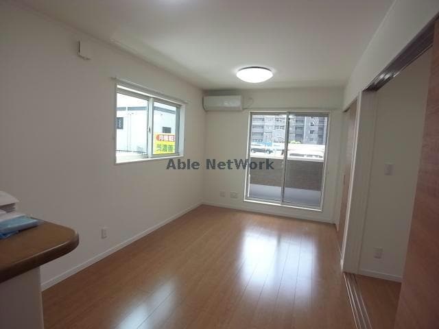  ロジェ　ヨシヤマ