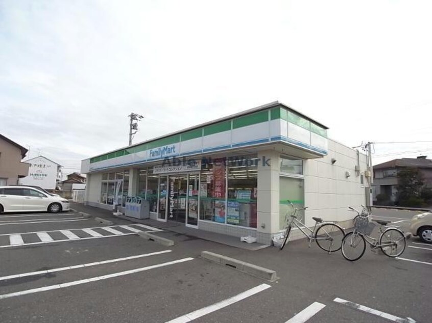 ファミリーマート柳津丸野店(コンビニ)まで768m Grand Felicia(ｸﾞﾗﾝﾌｪﾘｼｱ)