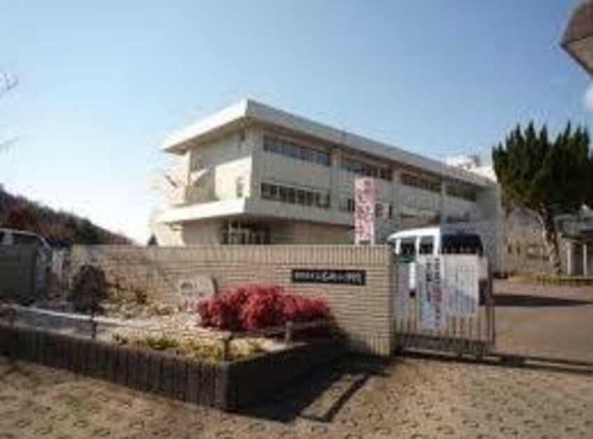 各務原市立尾崎小学校(小学校)まで1425m フォレスト23柄山