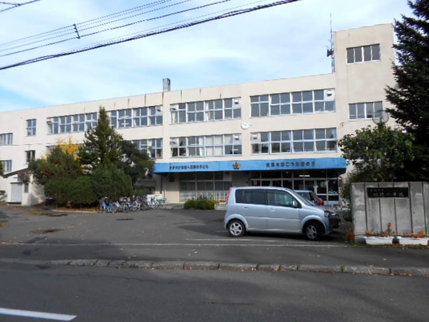 札幌市立北野小学校(小学校)まで301m 中央バス/北野3-2 3階 築50年
