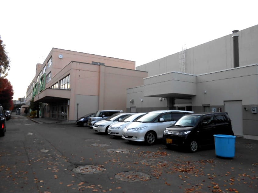 札幌市立北野中学校(中学校/中等教育学校)まで1013m 中央バス/北野3-2 3階 築50年