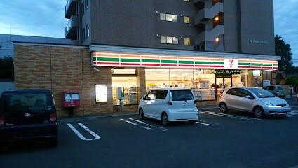 ｾﾌﾞﾝｲﾚﾌﾞﾝ 札幌平岡1条5丁目店(コンビニ)まで530m コーエーハイツ