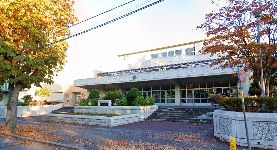 札幌市立平岡中学校(中学校/中等教育学校)まで573m サニーＢ棟