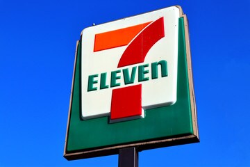 ｾﾌﾞﾝｲﾚﾌﾞﾝ 北広島美沢店(コンビニ)まで696m エルフィンハウス