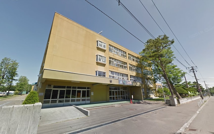 札幌市立三里塚小学校(小学校)まで516m メゾンＭＴ美しが丘２