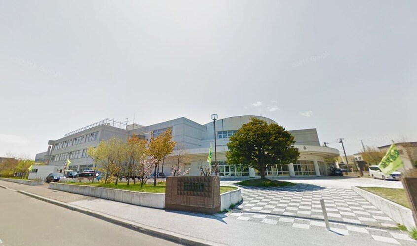 札幌市立平岡中央小学校(小学校)まで555m コーポラスいずみ