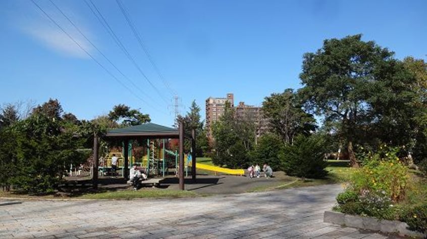 平岡東公園(公園)まで495m 平岡フォレストタウン・ファミールハイツ8番館