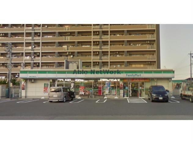 ファミリーマート岡崎石工団地口店(コンビニ)まで650m ヴァーサ白鳥Ⅰ
