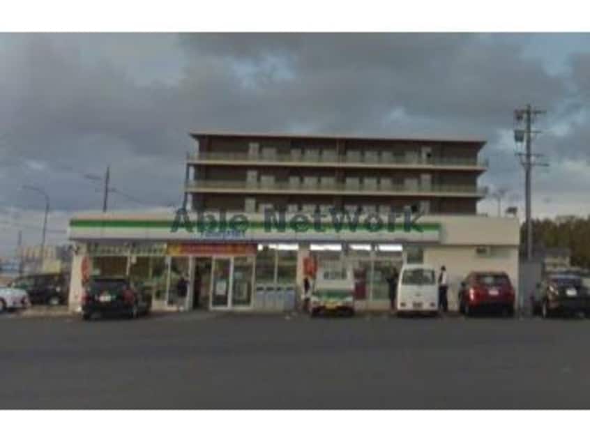 ファミリーマート刈谷港町店(コンビニ)まで901m ファミール松坂