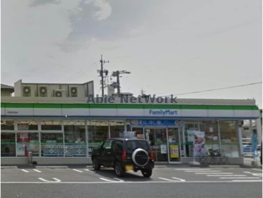 ファミリーマート安城町宮地店(コンビニ)まで977m ドルチェビータ