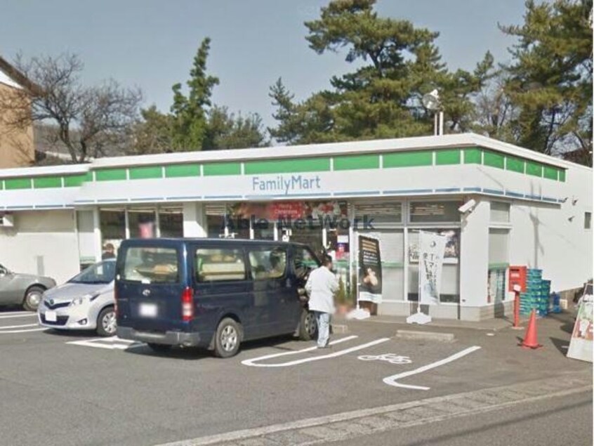ファミリーマート知立山屋敷店(コンビニ)まで853m ヴィラベルク