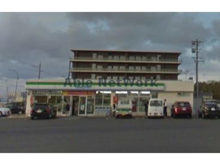 ファミリーマート刈谷港町店(コンビニ)まで367m 衣浦マンションC棟