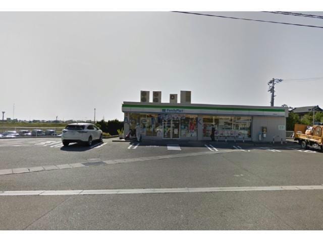 ファミリーマート安城里町店(コンビニ)まで2077m GRAND D-ROOM花園