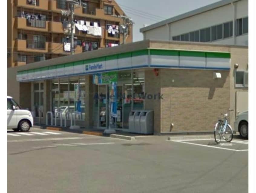 ファミリーマート西尾新渡場店(コンビニ)まで992m ミニョンヴィラ野寺道Ⅱ