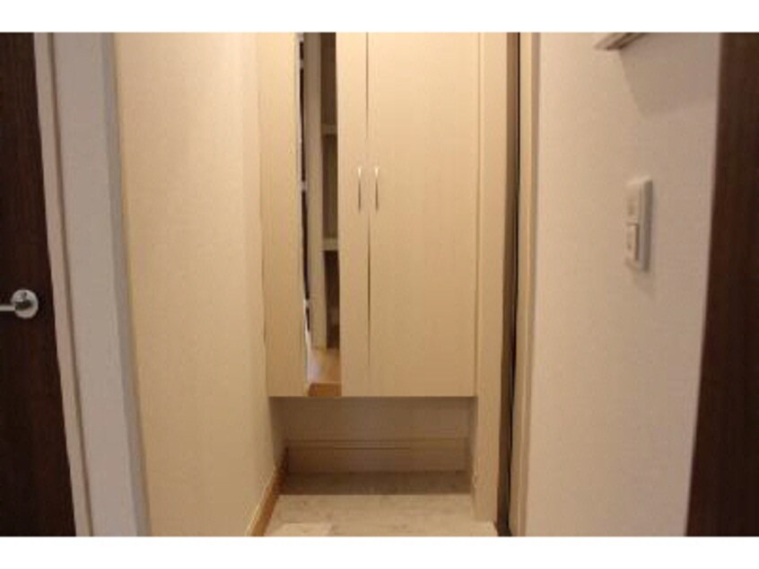 玄関103 アール・オッツ