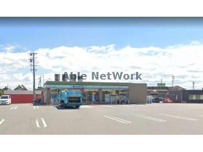 ファミリーマート碧南六軒町店(コンビニ)まで859m 名鉄三河線/新川町駅 徒歩12分 1階 築2年