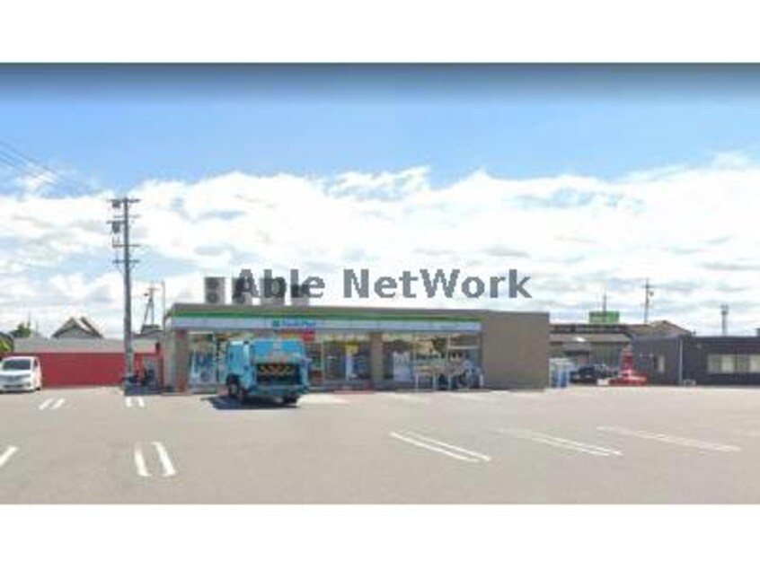 ファミリーマート碧南六軒町店(コンビニ)まで859m 名鉄三河線/新川町駅 徒歩12分 1階 築2年