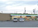 ファミリーマート西尾米津八百目店(コンビニ)まで524m カーサ　デ　アールⅡ