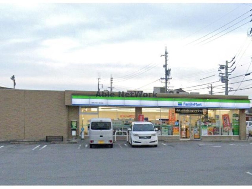 ファミリーマート西尾米津八百目店(コンビニ)まで524m カーサ　デ　アールⅡ