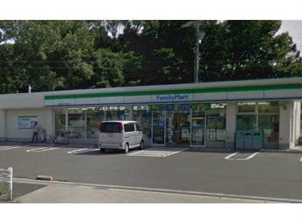 ファミリーマート安城桜井小学校北店(コンビニ)まで743m ピアレスＫ