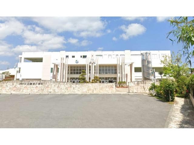 沖縄市立比屋根小学校(小学校)まで402m トーマス比屋根Ⅱ