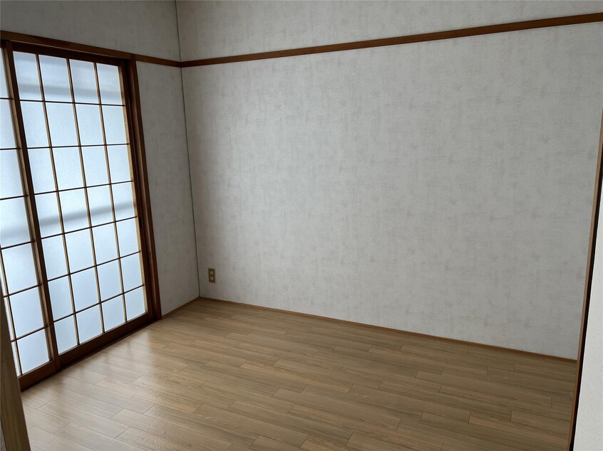 ベランダに繋がっている洋室です☆ ハイツあかしや