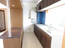 収納たっぷりのキッチン 大曲田町Ｈ貸家