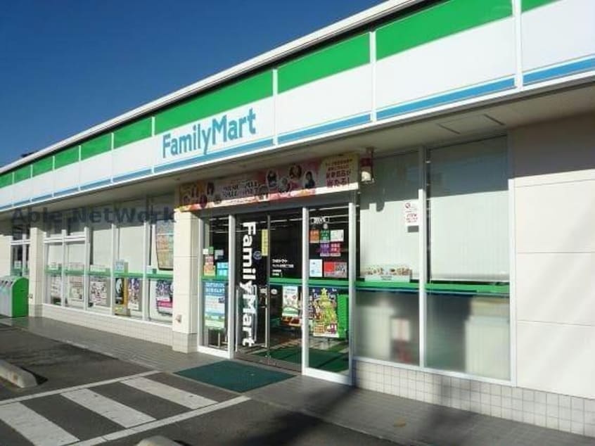 ファミリーマート古河東二丁目店(コンビニ)まで753m イースト・1