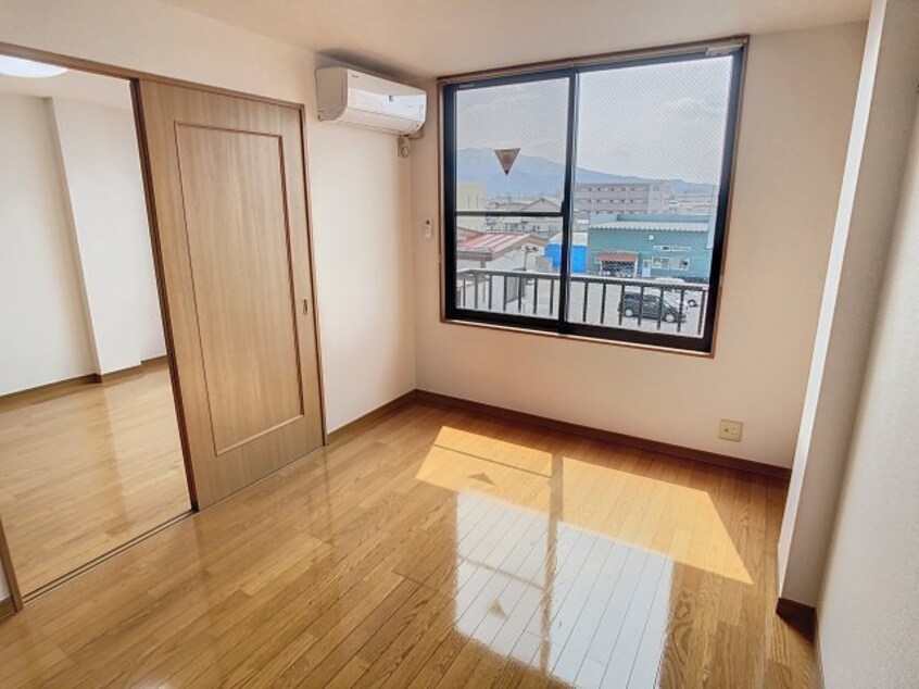 落ち着いた色調の洋室です ルニベール