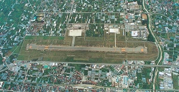 山形空港まで1363m シュトラーセ羽入