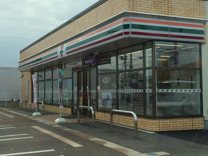 車で約1分のところにコンビニがあります。その他ヨークタウンや プラム クレイン