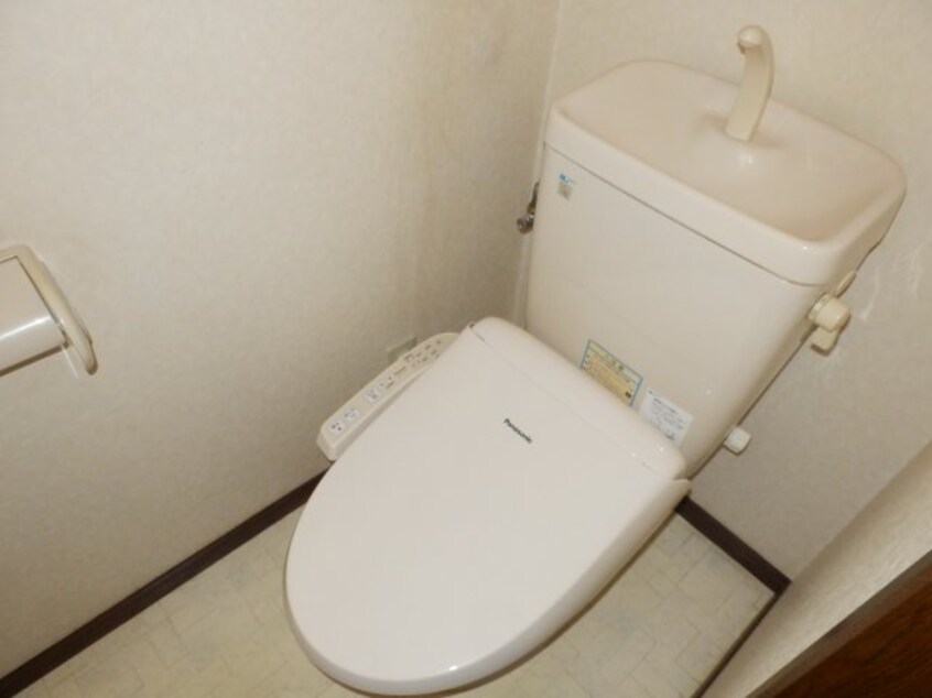 落ち着いた色調のトイレです クックデュオ