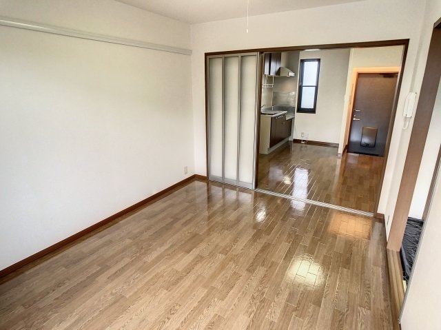 ゆったりとした居間です サンプレイスほなみ