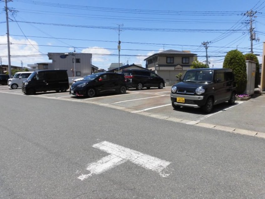 車をお持ちの方に嬉しい駐車場付きの物件です メゾンやまき